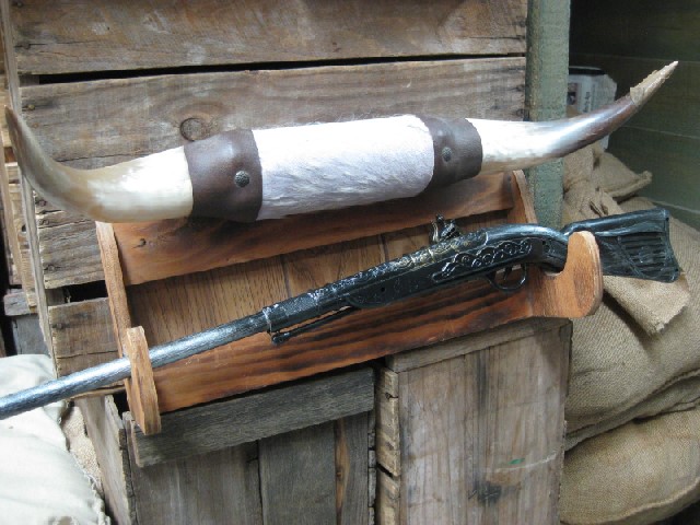 RIFLE HOLDER w Bull Horn