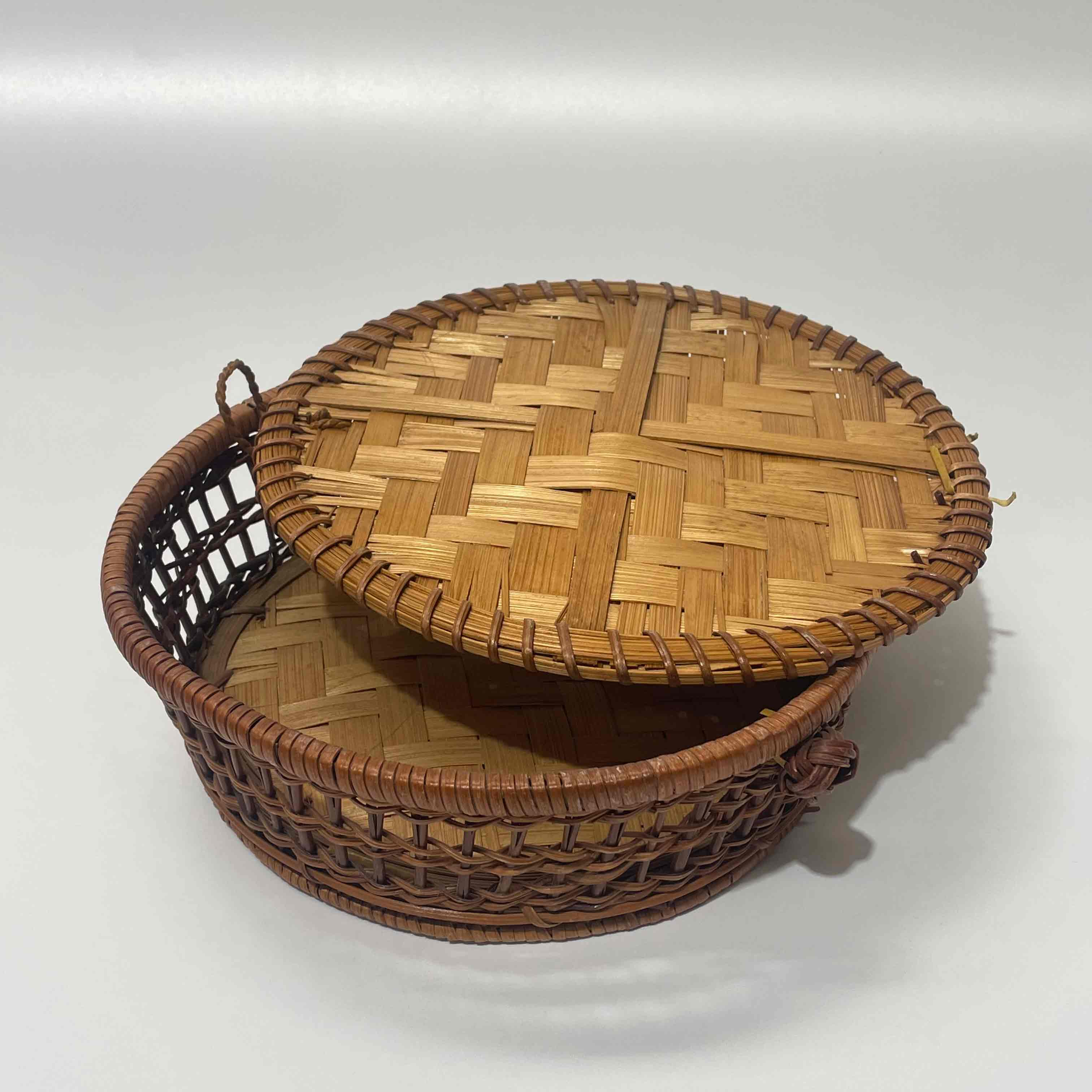 BASKET, Shallow Wicker Storage Basket w Lid (Small)