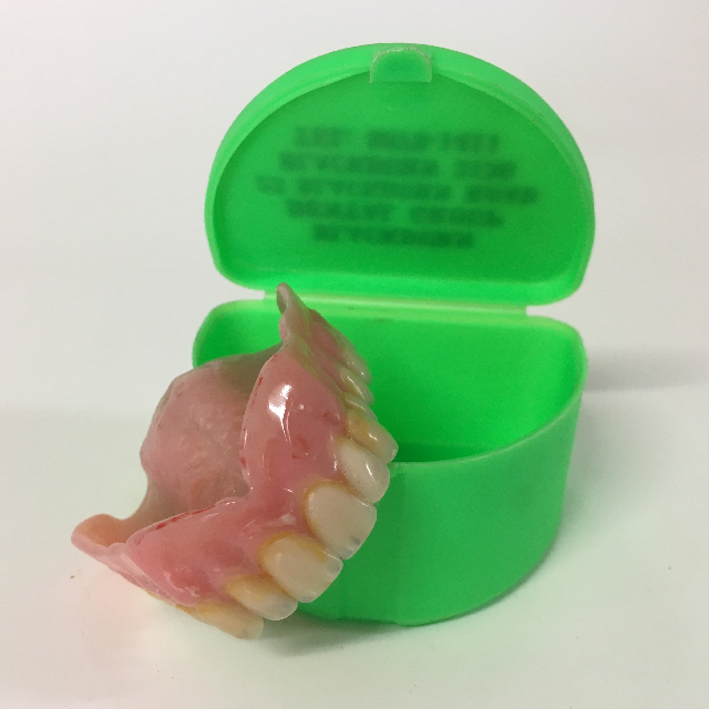 TEETH, False Teeth in Green Case