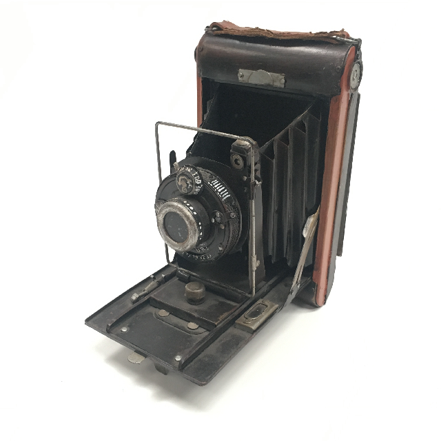 CAMERA, Vintage Folding Brownie 1920 - 1940 w Brown Leather Strap