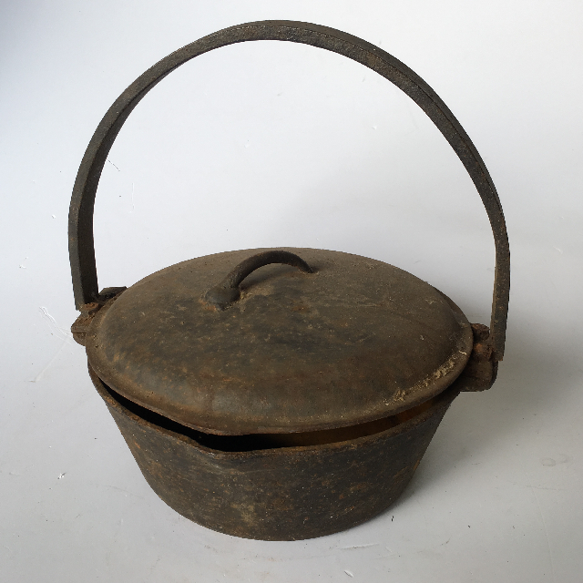 POT, Round Cast Iron Pot w Lid