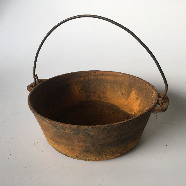 POT, Rusted Round Pan w Handle