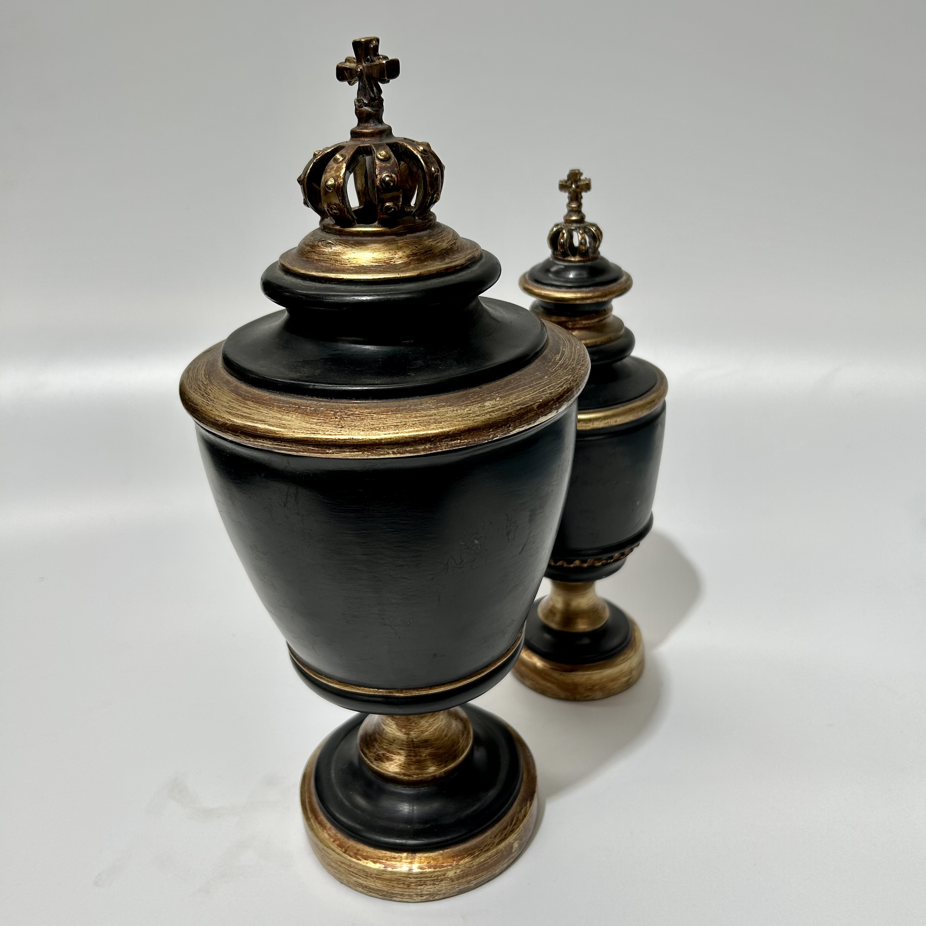 URN, Black & Gold w Crown on Lid Med 35cmH 