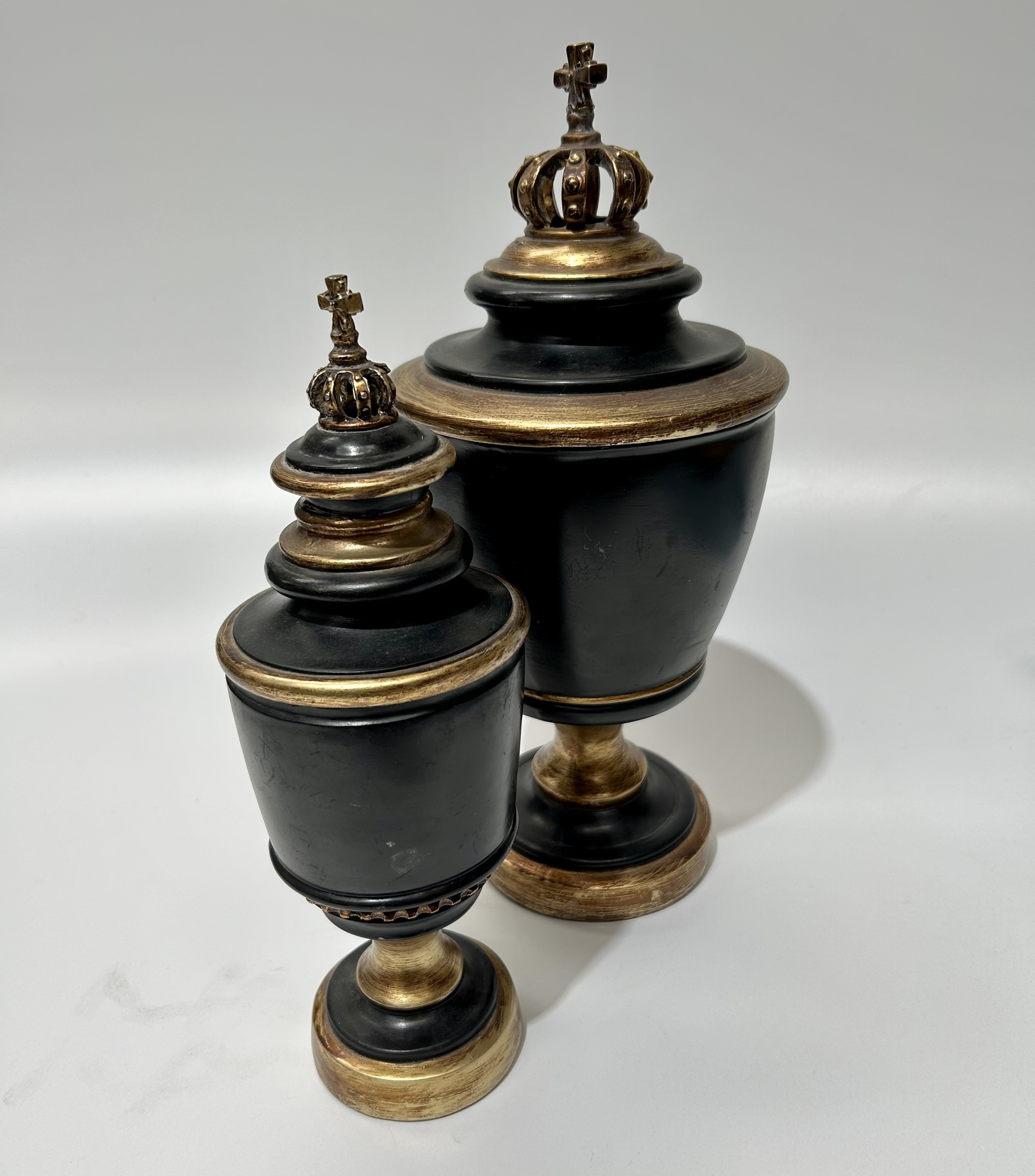 URN, Black & Gold w Crown on Lid Small 29cmH