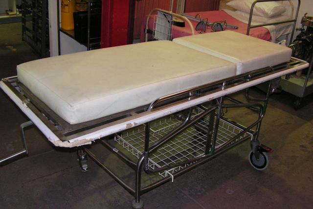 GURNEY, Hospital Bed w White Vinyl Mattress (Does not go up and down)
