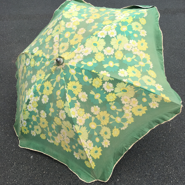 UMBRELLA, Beach - Green with Yellow Daisies Vintage